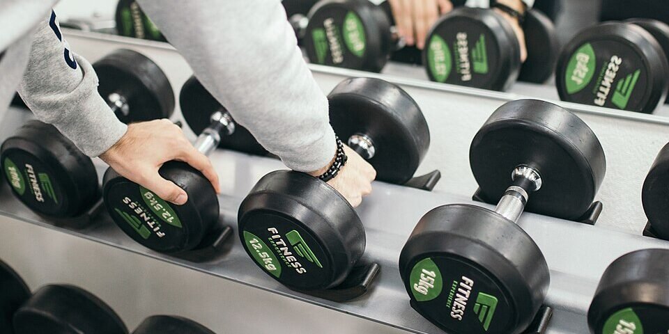 suplementos-para-atletas-iniciantes-academia-featured